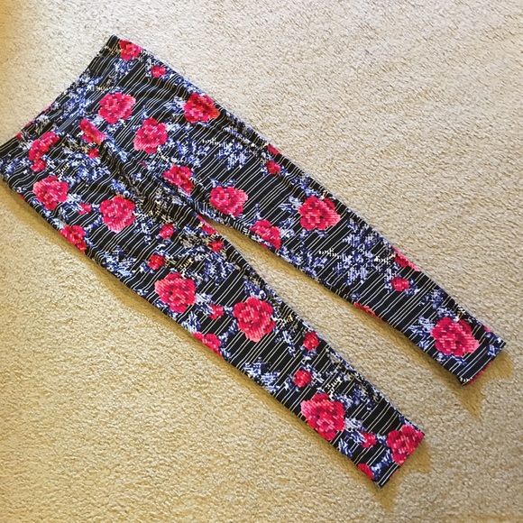 LuLaRoe TC Leggings black with red flowers - Picture 2 of 5